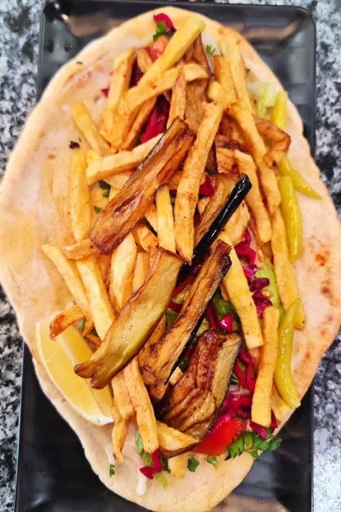 Pide üzerinde patates ve patlıcan kızartması