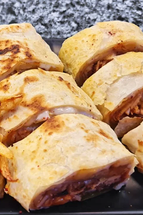 Dilimlenmiş kaşarlı lavaş döner